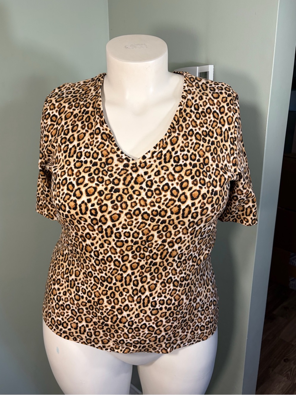 92. Jones New York Sport Leopard Print V-Neck Women's Top - Tan/Black